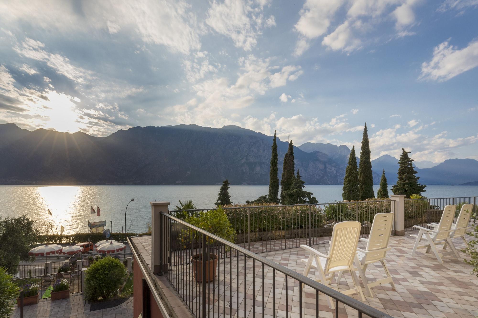 Hotel Oasi Beach Malcesine Exterior photo