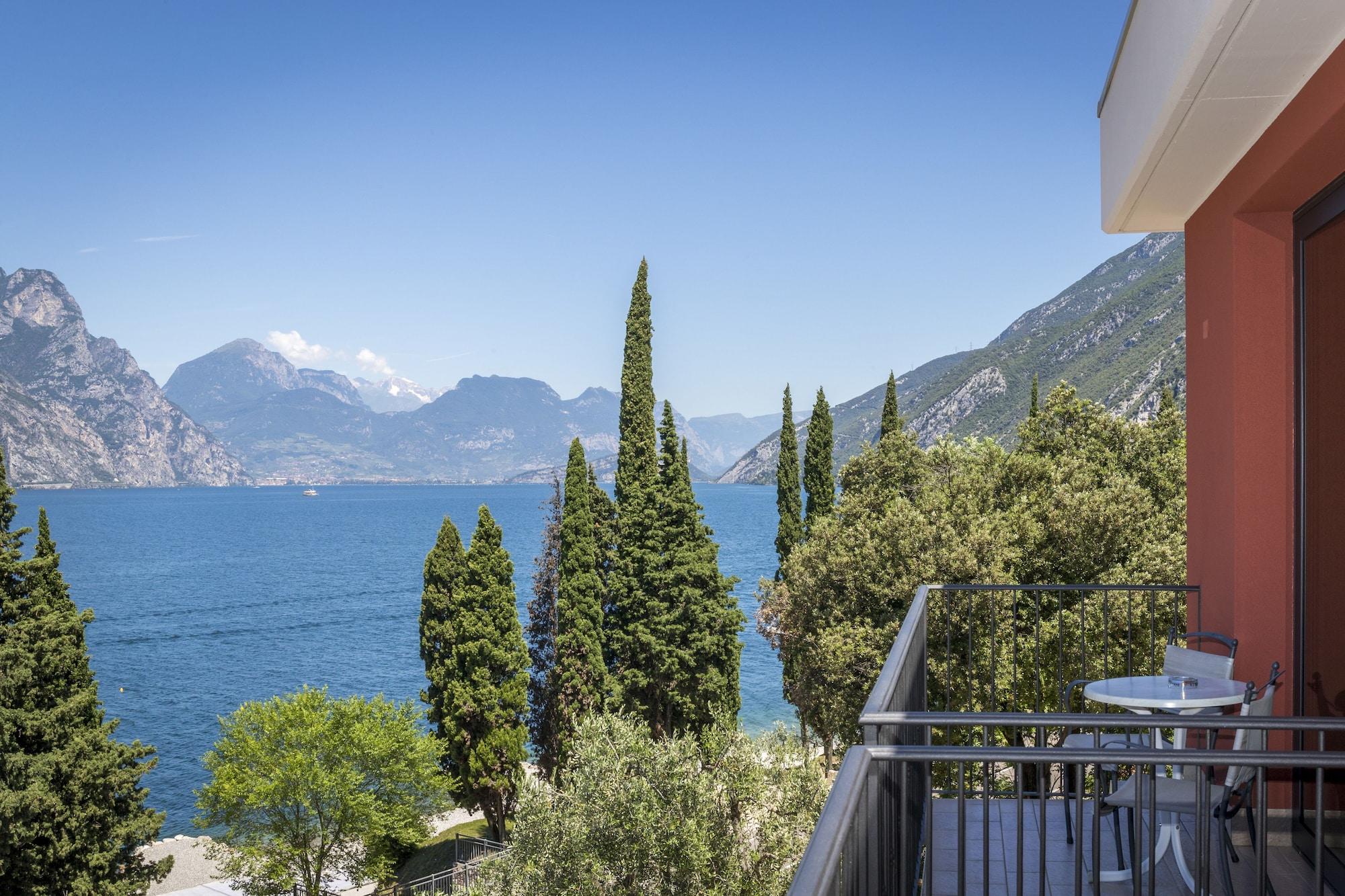 Hotel Oasi Beach Malcesine Exterior photo