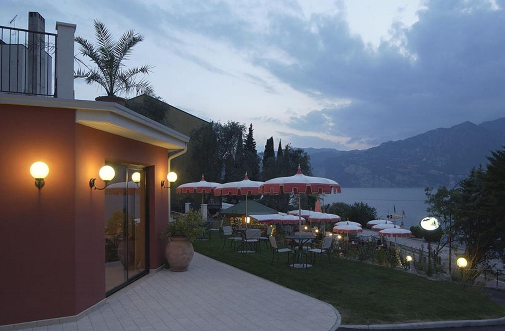 Hotel Oasi Beach Malcesine Exterior photo